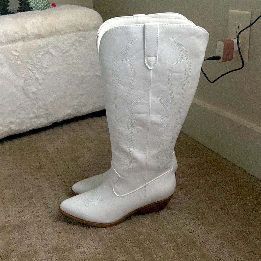 White embroidered cowgirl boots